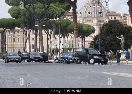 Roma, Italien. Oktober 2020. Blick auf die Via dei Fori Imperiali während der Dreharbeiten zum Film Mission Impossible 7 (Foto: Matteo Nardone/Pacific Press) Quelle: Pacific Press Media Production Corp./Alamy Live News Stockfoto