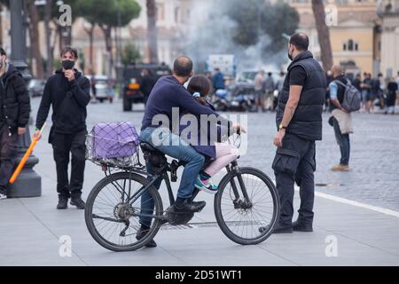 Roma, Italien. Oktober 2020. Blick auf die Via dei Fori Imperiali während der Dreharbeiten zum Film Mission Impossible 7 (Foto: Matteo Nardone/Pacific Press) Quelle: Pacific Press Media Production Corp./Alamy Live News Stockfoto