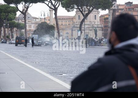 Roma, Italien. Oktober 2020. Blick auf die Via dei Fori Imperiali während der Dreharbeiten zum Film Mission Impossible 7 (Foto: Matteo Nardone/Pacific Press) Quelle: Pacific Press Media Production Corp./Alamy Live News Stockfoto