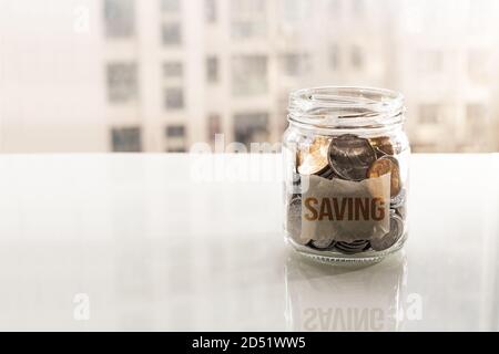 Sparen Sie Geld, Münzen in Glas Glas für Geld sparen Finanzkonzept Stockfoto