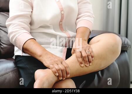Bein Krampf, Senior Frau mit Bein krampf Schmerzen zu Hause, Gesundheit Problem Konzept Stockfoto