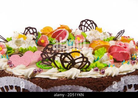 Kuchen mit süßen Creme Dekorationen auf weißem Hintergrund Stockfoto