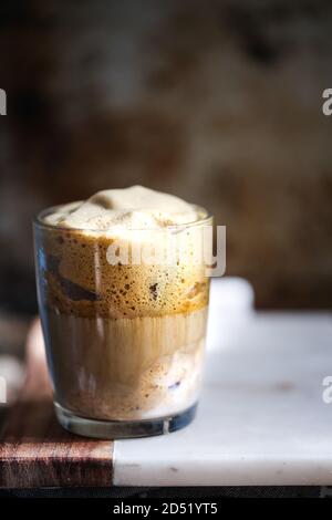 Kürbis gewürzter heißer Dalgona-Kaffee Stockfoto