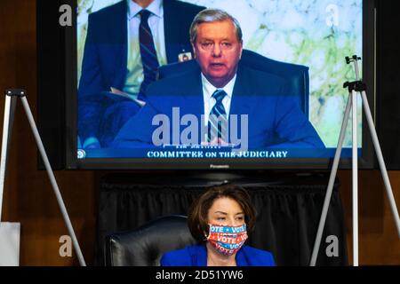 Senator Lindsey Graham (Republikaner von South Carolina), Vorsitzender des Justizausschusses des US-Senats und US-Senatorin Amy Klobuchar (Demokratin von Minnesota) während der Ernennung von Richterin Amy Coney Barrett vor dem Justizausschuss des Senats auf dem Capitol Hill in Washington, DC, 12. Oktober 2020.Quelle: Demetrius Freeman/Pool über CNP /MediaPunch Stockfoto