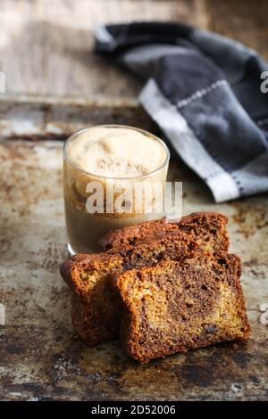 Kürbis und Kakao Plumcake Stockfoto