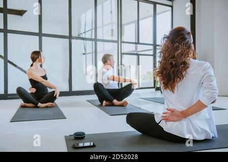 Yoga-Klasse für Jugendliche Gruppe innen Stockfoto