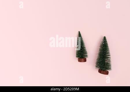 weihnachtsbaum auf rosa Hintergrund. weihnachten, Winter, Neujahr Konzept. Flache Lage, Draufsicht Stockfoto