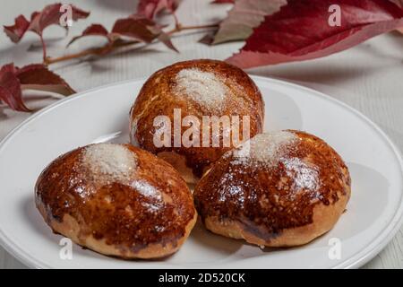 Traditionelles jüdisches Brot im Herbst Stockfoto