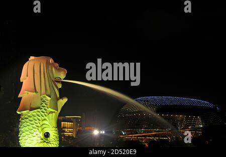 Merlion bei Nacht, Singapur Stockfoto