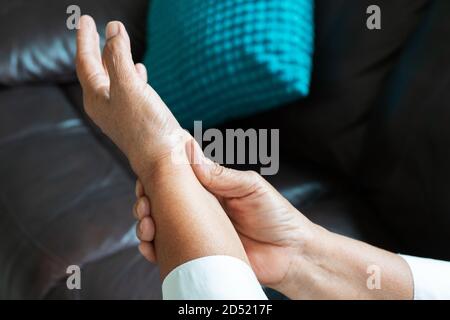 Alte Frau Leiden vom Handgelenk hand Schmerz, Gesundheit Problem Konzept Stockfoto