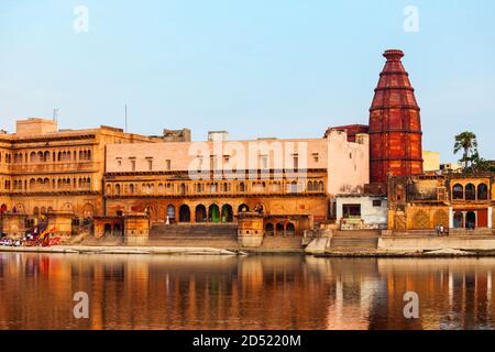 Krishna-Tempel im Keshi Ghat am Fluss Yamuna in Vrindavan in der Nähe der Stadt Mathura im Bundesstaat Uttar Pradesh in Indien Stockfoto