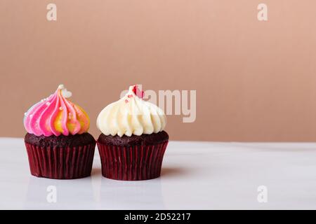 Süße Kuchen Dessert mit kleinen Herzen auf Weiß und Rainbow Creme auf rosa Hintergrund Stockfoto