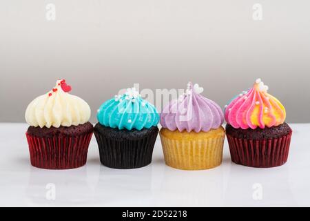 Vielzahl bunt süß Cupcake auf weißem Hintergrund Stockfoto