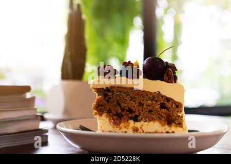 Stück Karotte Obst Kuchen auf Kaffee Cafe, Nahaufnahme, Seite, Ansicht Stockfoto