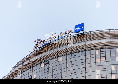 Radisson blu Hotel-Logo auf dem Dach des modernen Hotelgebäudes, Moskau 05/10/2020 Stockfoto