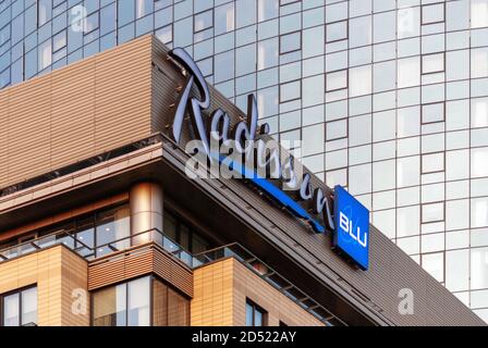 Radisson blu Hotel-Logo auf moderner Hotelfassade, Moskau 05/10/2020 Stockfoto