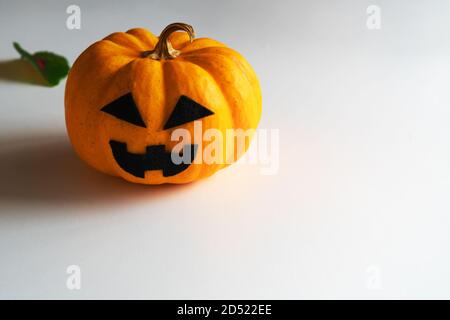 Halloween Kürbisse mit Ghost Gesichter auf weißem blackground. Kopieren Sie Platz Stockfoto