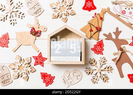 Blick von oben auf die Kalender auf Weihnachten Holz- Hintergrund. Die Zwanzig 5. Dezember. Neues Jahr Spielzeuge und Dekorationen. Urlaub Konzept. Stockfoto