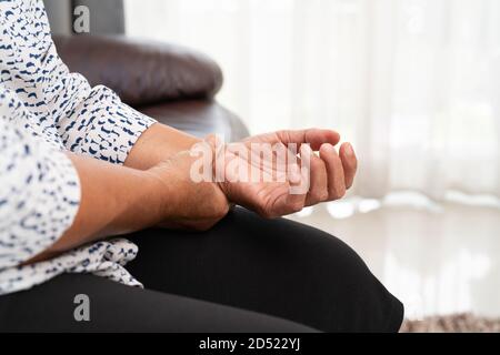 Alte Frau Leiden vom Handgelenk hand Schmerz, Gesundheit Problem Konzept Stockfoto