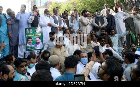 Die Führer und Aktivisten der Muslim League (PML-N) veranstalten am Montag, den 12. Oktober 2020 in Multan eine Protestdemonstration gegen die Verhaftung des PML-N-Präsidenten Mian Shahbaz Sharif und den Rückzug des Aufruhrs gegen Mian Nawaz Sharif und andere Leaguers. Stockfoto