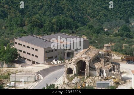 - September 1990, Wiederaufbau Irpinia nach dem Erdbeben von 1980, das neue Rathaus von Santomenna - settembre 1990, ricostruzione in Irpinia dopo il terremoto del 1980, il nuovo municipio di Santomenna Stockfoto