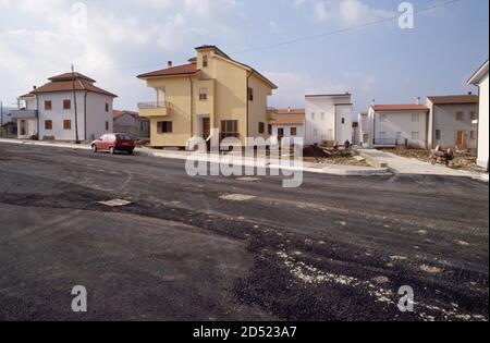 - September 1990, Wiederaufbau Irpinia nach dem Erdbeben von 1980, Wohnungen in Laviano - settembre 1990, ricostruzione in Irpinia dopo il terremoto del 1980, edilizia residenziale a Laviano Stockfoto