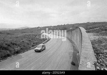 - September 1990, Wiederaufbau Irpinia nach dem Erdbeben von 1980, neue Straße in Lioni - settembre 1990, ricostruzione in Irpinia dopo il terremoto del 1980, nuova strada a Lioni Stockfoto