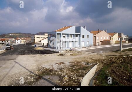 - September 1990, Wiederaufbau Irpinia nach dem Erdbeben von 1980, Wohnungen in Laviano - settembre 1990, ricostruzione in Irpinia dopo il terremoto del 1980, edilizia residenziale a Laviano Stockfoto