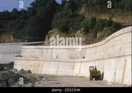 - September 1990, Wiederaufbau Irpinia nach dem Erdbeben von 1980, Stützmauer in Laviano - settembre 1990, ricostruzione in Irpinia dopo il terremoto del 1980, muro di contenimento a Laviano Stockfoto