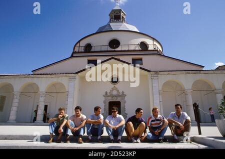 - September 1990, Wiederaufbau Irpinia nach dem Erdbeben von 1980, die neue Pfarrkirche von Lioni - settembre 1990, ricostruzione in Irpinia dopo il terremoto del 1980, la nuova chiesa parrocchiale di Lioni Stockfoto