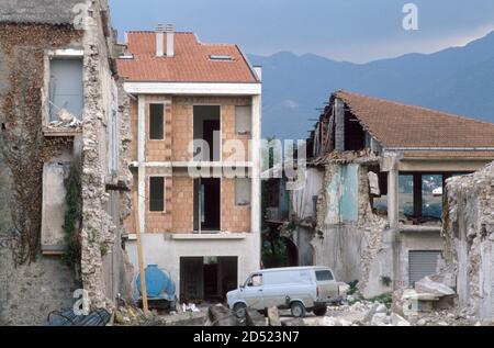 - September 1990, Wiederaufbau Irpinia nach dem Erdbeben von 1980, Altstadt von Lioni - settembre 1990, ricostruzione in Irpinia dopo il terremoto del 1980, Centro storico di Lioni Stockfoto