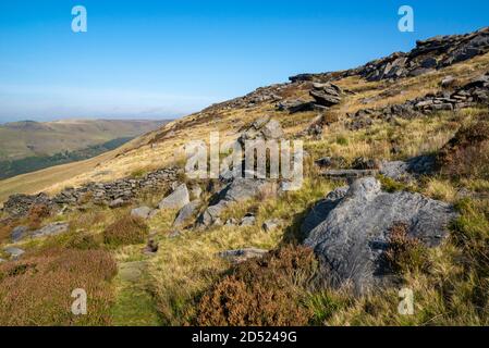 Felsen auf den Mooren über dem Dove Stone Reservoir, Greenfield, Greater Manchester, England. Stockfoto