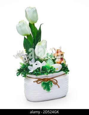 Ostervase aus einer Blumenarrangement auf weißem Hintergrund Stockfoto