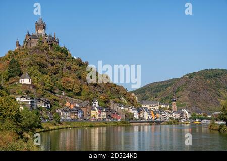 Blick auf die Reichsburg in Cochem an der Mosel Stockfoto