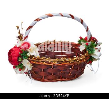 Festlicher Korb mit Blumenarrangement auf weißem Hintergrund Stockfoto