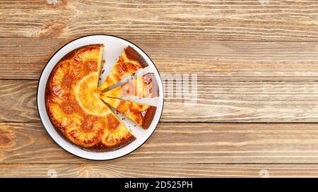 Hausgemachter Ananas-Upside-Down-Kuchen auf Holztisch. Draufsicht. Copyspace. Stockfoto