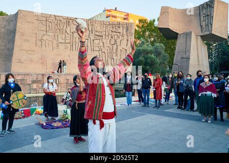 Einblasen und Verwenden einer Muschel bei der Zeremonie Plaza Colon, Dia Nacional de España, Dia de la Hispanidad, Protest, Madrid, Spanien, 12. Oktober 2020 Stockfoto