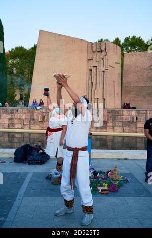 Einblasen und Verwenden einer Muschel bei der Zeremonie Plaza Colon, Dia Nacional de España, Dia de la Hispanidad, Protest, Madrid, Spanien, 12. Oktober 2020 Stockfoto