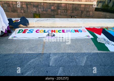 Let's decolonize liest ein buntes Banner, Plaza Colon, Dia Nacional de España, Dia de la Hispanidad, Protest, Madrid, Spanien, 12. Oktober 2020 Stockfoto