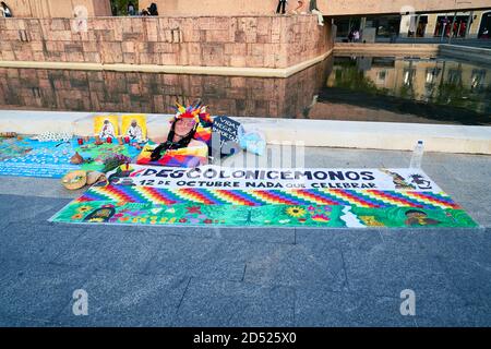 Let's decolonize liest ein buntes Banner, Plaza Colon, Dia Nacional de España, Dia de la Hispanidad, Protest, Madrid, Spanien, 12. Oktober 2020 Stockfoto