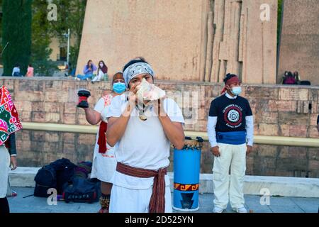 Einblasen und Verwenden einer Muschel bei der Zeremonie Plaza Colon, Dia Nacional de España, Dia de la Hispanidad, Protest, Madrid, Spanien, 12. Oktober 2020 Stockfoto