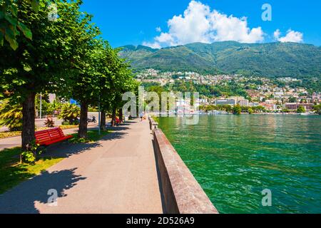 Uferpromenade in Locarno. Locarno ist eine Stadt am Ufer des Lago Maggiore im Kanton Tessin in der Schweiz. Stockfoto