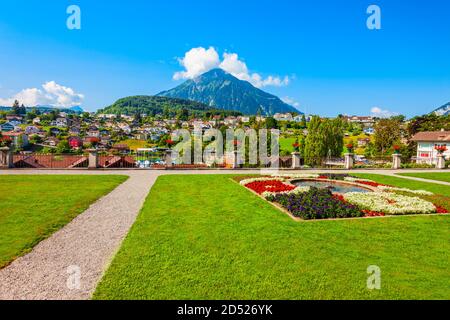 Kleiner öffentlicher Park in der Nähe des Schlosses Spiez in der Stadt Spiez im Kanton Bern in der Schweiz Stockfoto