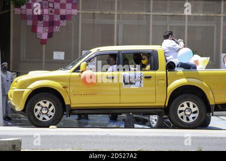 Sao Paulo, Sao Paulo, Brasilien. Oktober 2020. (INT) ChildrenÃ¢â‚¬â„¢s Tag Urlaub inmitten Covid-19 in Sao Paulo. 12. Oktober 2020, Sao Paulo, Brasilien: Wegen der Coronavirus-Pandemie (covid-19) musste die 13. Kindertagesfeier, die auf dem Perola Byington Platz in Bela Vista/Bixiga, Sao Paulo, stattfindet, in der Nachbarschaft um den Kindertag herum geändert und organisiert werden, mit der Verteilung von Spielzeug an die Bewohner. Dies ist auch der Tag, der an den Feiertag unserer Lieben Frau von Aparecida erinnert. Kredit: Leco Viana/ Thenews2 Gutschrift: Leco Viana/TheNEWS2/ZUMA Wire/Alamy Live Nachrichten Stockfoto