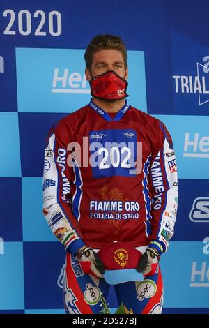 Matteo Grattarola (Dritter) bei der Preisverleihung des 4. Laufs des italienischen TrialGP, auf dem Moto Club Lazzate Circuit am 11. Oktober 2020 in Lazzate (MB Stockfoto