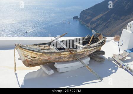 Verwittertes rostetes Holzboot auf Santorini Stockfoto