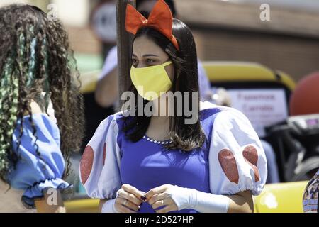 Sao Paulo, Sao Paulo, Brasilien. Oktober 2020. (INT) ChildrenÃ¢â‚¬â„¢s Tag Urlaub inmitten Covid-19 in Sao Paulo. 12. Oktober 2020, Sao Paulo, Brasilien: Wegen der Coronavirus-Pandemie (covid-19) musste die 13. Kindertagesfeier, die auf dem Perola Byington Platz in Bela Vista/Bixiga, Sao Paulo, stattfindet, in der Nachbarschaft um den Kindertag herum geändert und organisiert werden, mit der Verteilung von Spielzeug an die Bewohner. Dies ist auch der Tag, der an den Feiertag unserer Lieben Frau von Aparecida erinnert. Kredit: Leco Viana/ Thenews2 Gutschrift: Leco Viana/TheNEWS2/ZUMA Wire/Alamy Live Nachrichten Stockfoto