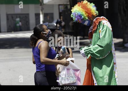 Sao Paulo, Sao Paulo, Brasilien. Oktober 2020. (INT) ChildrenÃ¢â‚¬â„¢s Tag Urlaub inmitten Covid-19 in Sao Paulo. 12. Oktober 2020, Sao Paulo, Brasilien: Wegen der Coronavirus-Pandemie (covid-19) musste die 13. Kindertagesfeier, die auf dem Perola Byington Platz in Bela Vista/Bixiga, Sao Paulo, stattfindet, in der Nachbarschaft um den Kindertag herum geändert und organisiert werden, mit der Verteilung von Spielzeug an die Bewohner. Dies ist auch der Tag, der an den Feiertag unserer Lieben Frau von Aparecida erinnert. Kredit: Leco Viana/ Thenews2 Gutschrift: Leco Viana/TheNEWS2/ZUMA Wire/Alamy Live Nachrichten Stockfoto