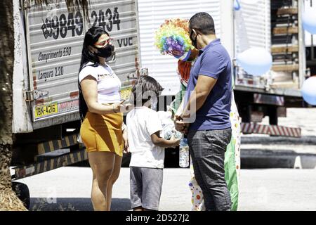 Sao Paulo, Sao Paulo, Brasilien. Oktober 2020. (INT) ChildrenÃ¢â‚¬â„¢s Tag Urlaub inmitten Covid-19 in Sao Paulo. 12. Oktober 2020, Sao Paulo, Brasilien: Wegen der Coronavirus-Pandemie (covid-19) musste die 13. Kindertagesfeier, die auf dem Perola Byington Platz in Bela Vista/Bixiga, Sao Paulo, stattfindet, in der Nachbarschaft um den Kindertag herum geändert und organisiert werden, mit der Verteilung von Spielzeug an die Bewohner. Dies ist auch der Tag, der an den Feiertag unserer Lieben Frau von Aparecida erinnert. Kredit: Leco Viana/ Thenews2 Gutschrift: Leco Viana/TheNEWS2/ZUMA Wire/Alamy Live Nachrichten Stockfoto