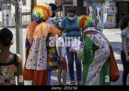 Sao Paulo, Sao Paulo, Brasilien. Oktober 2020. (INT) ChildrenÃ¢â‚¬â„¢s Tag Urlaub inmitten Covid-19 in Sao Paulo. 12. Oktober 2020, Sao Paulo, Brasilien: Wegen der Coronavirus-Pandemie (covid-19) musste die 13. Kindertagesfeier, die auf dem Perola Byington Platz in Bela Vista/Bixiga, Sao Paulo, stattfindet, in der Nachbarschaft um den Kindertag herum geändert und organisiert werden, mit der Verteilung von Spielzeug an die Bewohner. Dies ist auch der Tag, der an den Feiertag unserer Lieben Frau von Aparecida erinnert. Kredit: Leco Viana/ Thenews2 Gutschrift: Leco Viana/TheNEWS2/ZUMA Wire/Alamy Live Nachrichten Stockfoto